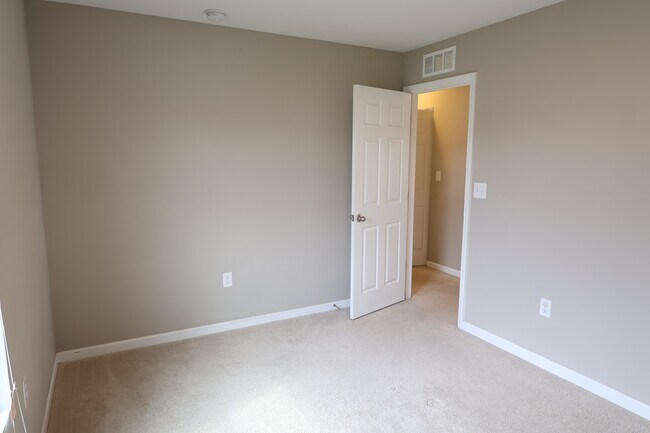 Building Photo - 1899 Lakecrest Dr