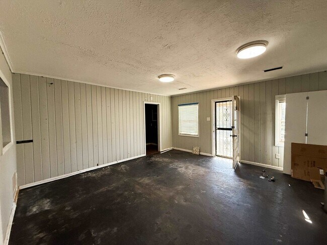 Building Photo - 1027 Waring Rd