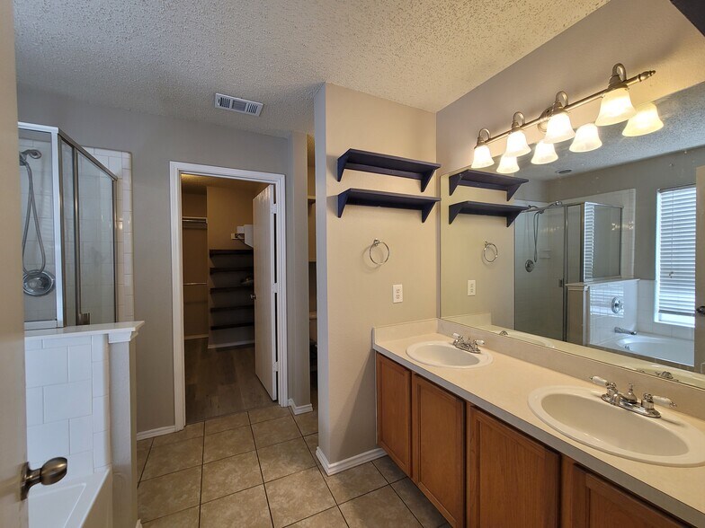 Building Photo - 4203 Falcon Dr