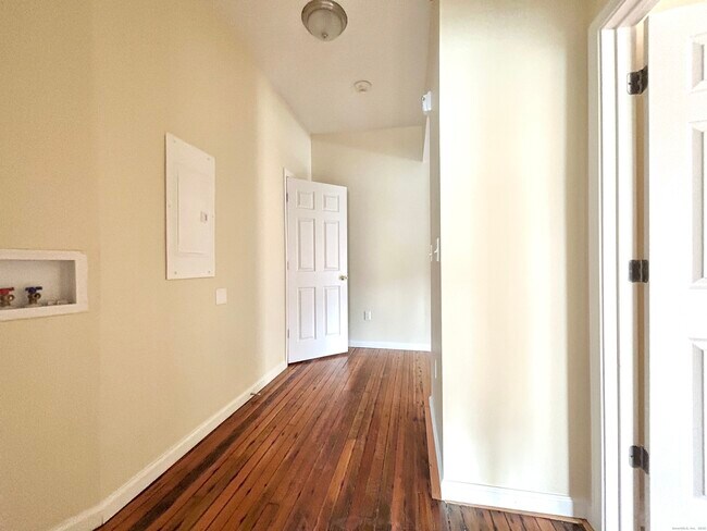 Building Photo - 135 W Main St