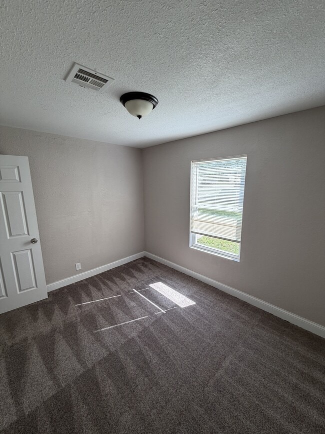 Building Photo - 1557 N Volutsia