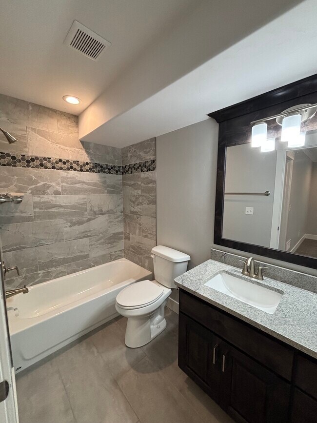 Building Photo - 448 Washington Loop