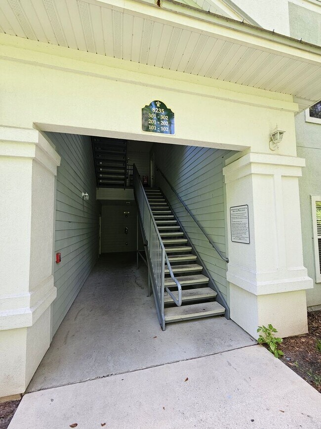 Building Photo - Top floor 3/2 unit in the gated Summer Key...
