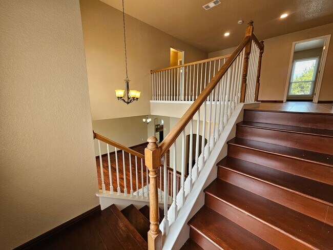 Building Photo - Spacious & Inviting 6-Bedroom Cedar Hill Home – Perfect for Your Next Move