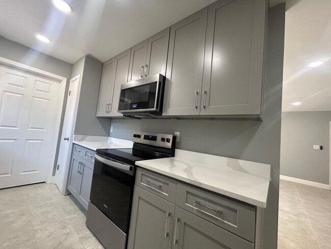 Building Photo - 7923 Oak Forest Dr