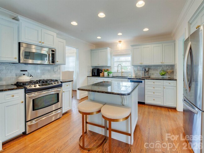 Building Photo - 3221 Sunset Dr