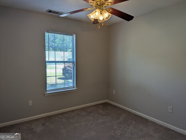 Building Photo - 22 Hidden Creek Dr