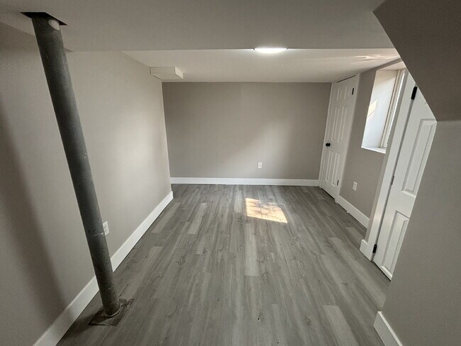 Building Photo - Cozy 4-bed house in Gary!