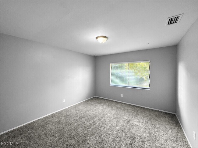 Building Photo - 133 SE 25th Ln
