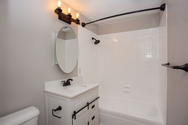 Building Photo - 2 Bed 1 Bath On Bus Route - Heat Included