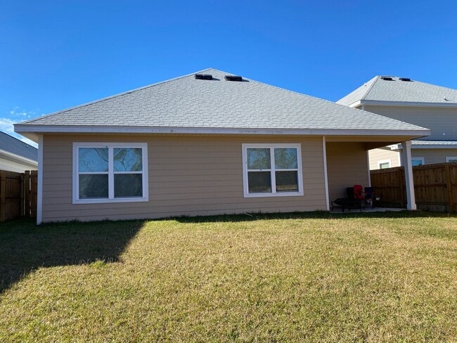 Building Photo - Modern 4Bed/2Ba Home w/Conveniently Accessible Location in PCB! *Garbage Service & Lawncare Inclu...