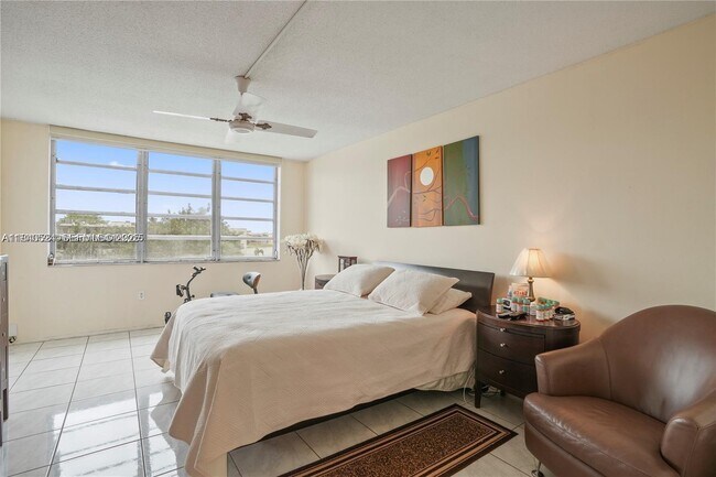 Building Photo - 1680 NE 191st St