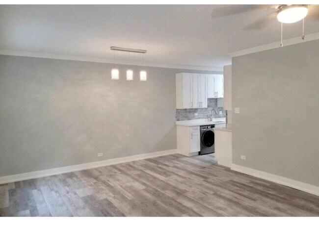 Building Photo - 730 W Roscoe St