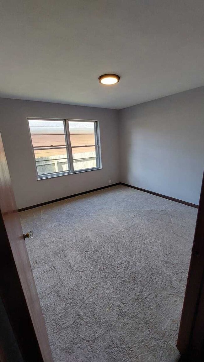 Building Photo - 2 bedroom 1 bath