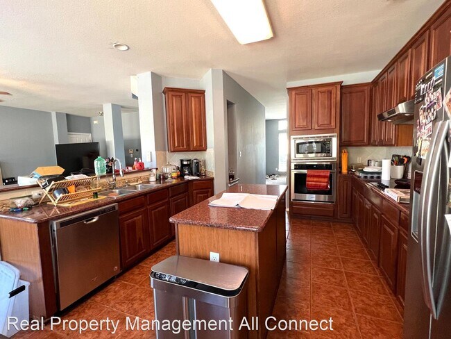 Building Photo - 4 br, 2.5 bath House - 802 Stevenage Dr