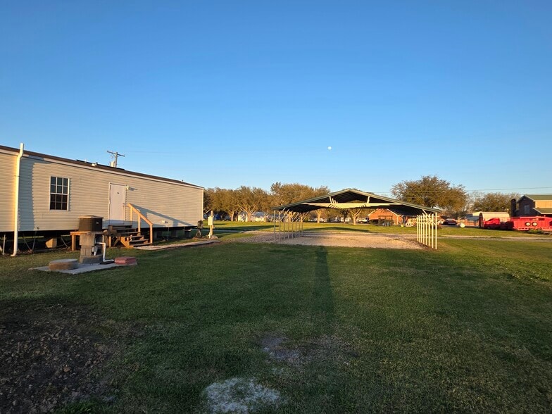 Building Photo - 132 Raoul Ln