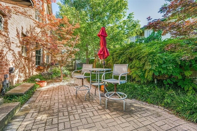 Building Photo - "Charming 3-Bedroom Home on University Blvd – Spacious 2402 Sq Ft with 2 Full Baths in Prime Univ...