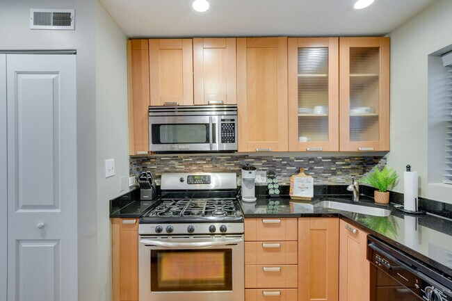 Building Photo - 7425 N Sheridan Rd