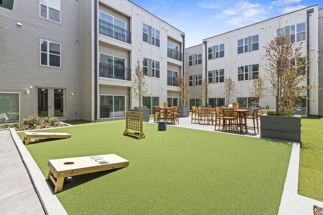 Building Photo - 601 W 9th St