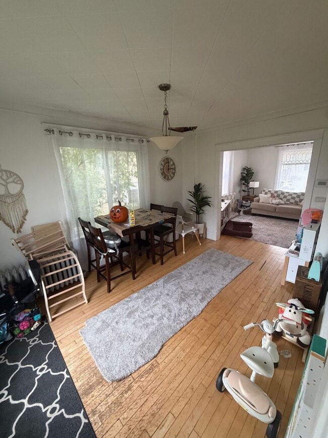 Building Photo - AVAILABLE December! - 3 Bed 1 Bath Home!