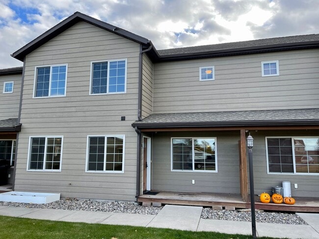 Primary Photo - Lovely 3 Bed 2.5 home with 2 car garage