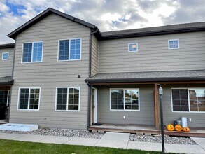 Building Photo - Lovely 3 Bed 2.5 home with 2 car garage