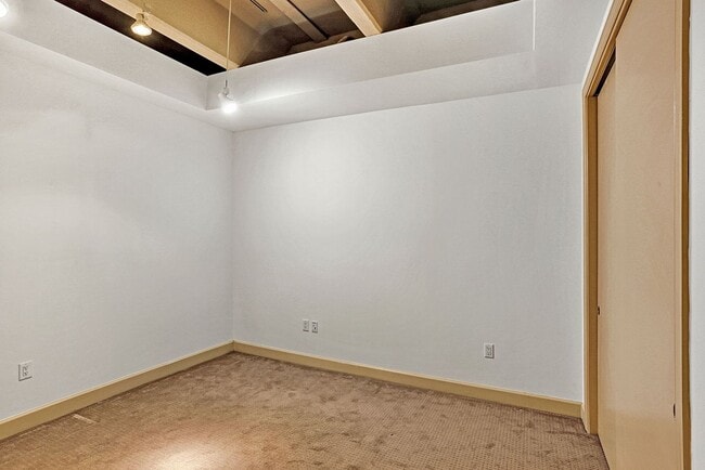 Building Photo - Live the Metropolitan Lifestyle