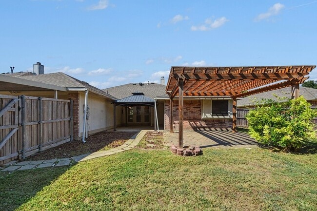 Building Photo - 1306 Woodmont Dr
