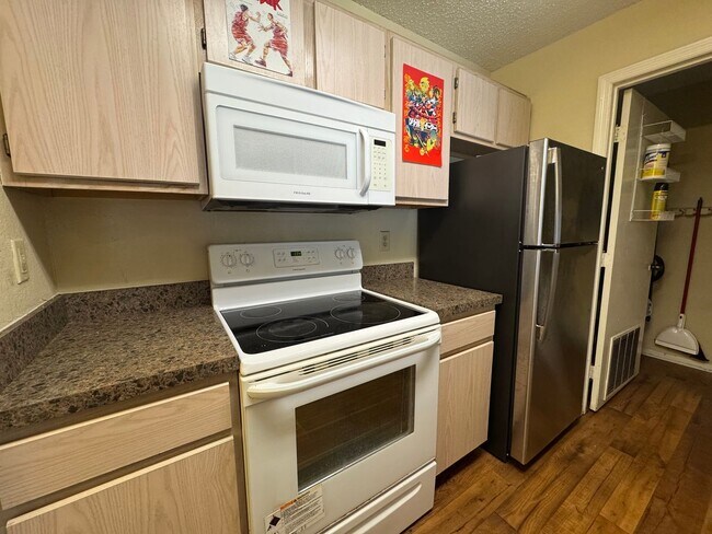 Building Photo - Modern 2-Bed/2-Bath Condo in Gated Communi...
