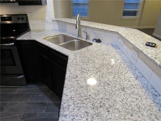 Building Photo - 102 Hidden Springs Dr