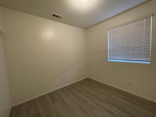 Building Photo - Hesperia- 3 Bedrooms, 2 bathrooms, New pai...