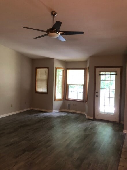 Lots of natural light - 6223 Cross Bend Ct