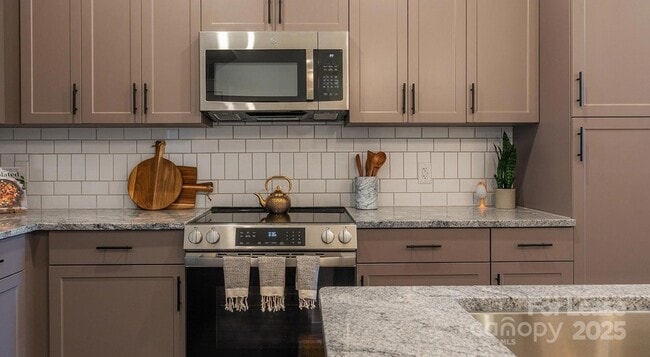 Building Photo - 515 Royal Ct