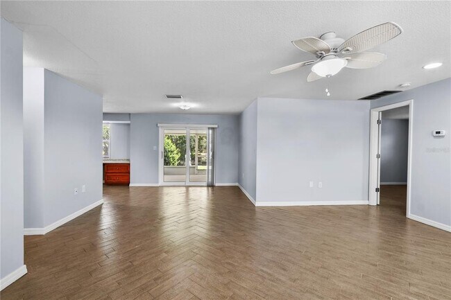 Building Photo - 4612 8th St Ct E