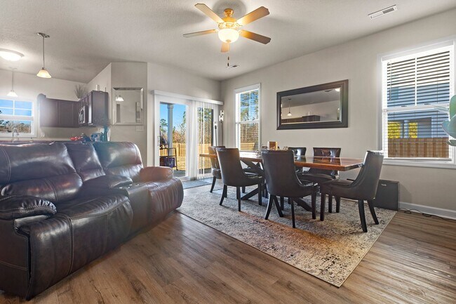 Building Photo - Colony at Towne Pointe