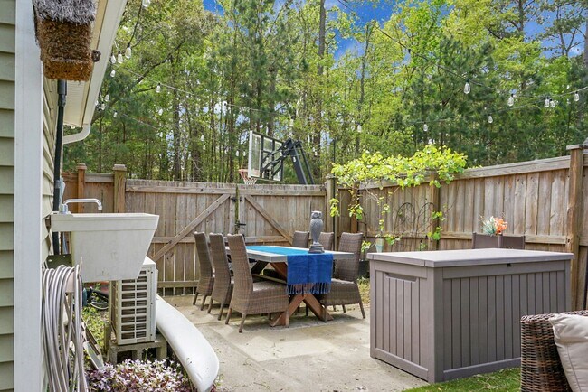 Building Photo - Johns Island 4BR, 2.5 BA Gem: Features Wood Floors, 2-Car Garage, & Community Pool