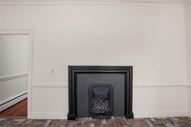 Building Photo - 14 Elm St