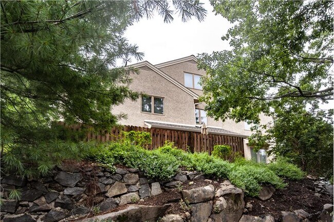 Building Photo - 42 Greythorne Woods Cir