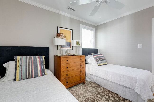 Building Photo - 5000 Bromley Ln