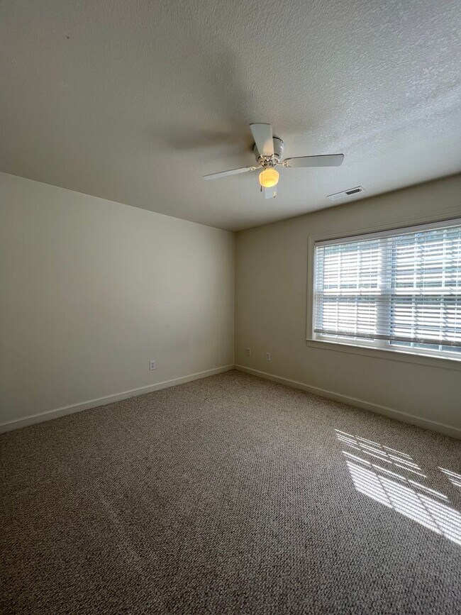 Building Photo - 106 Streamwood Dr