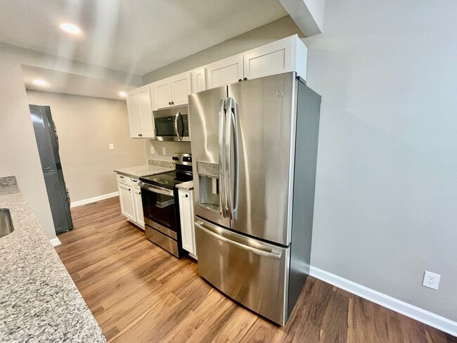 Building Photo - Welcome to this stunning 3-bedroom, 2-bath...