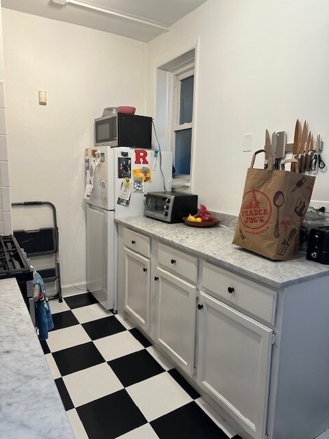 Building Photo - 1459 W Elmdale Ave