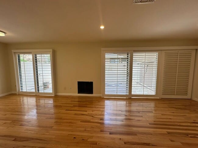 Building Photo - Stunning END-UNIT 3-bedroom condominium located in Agoura Hills