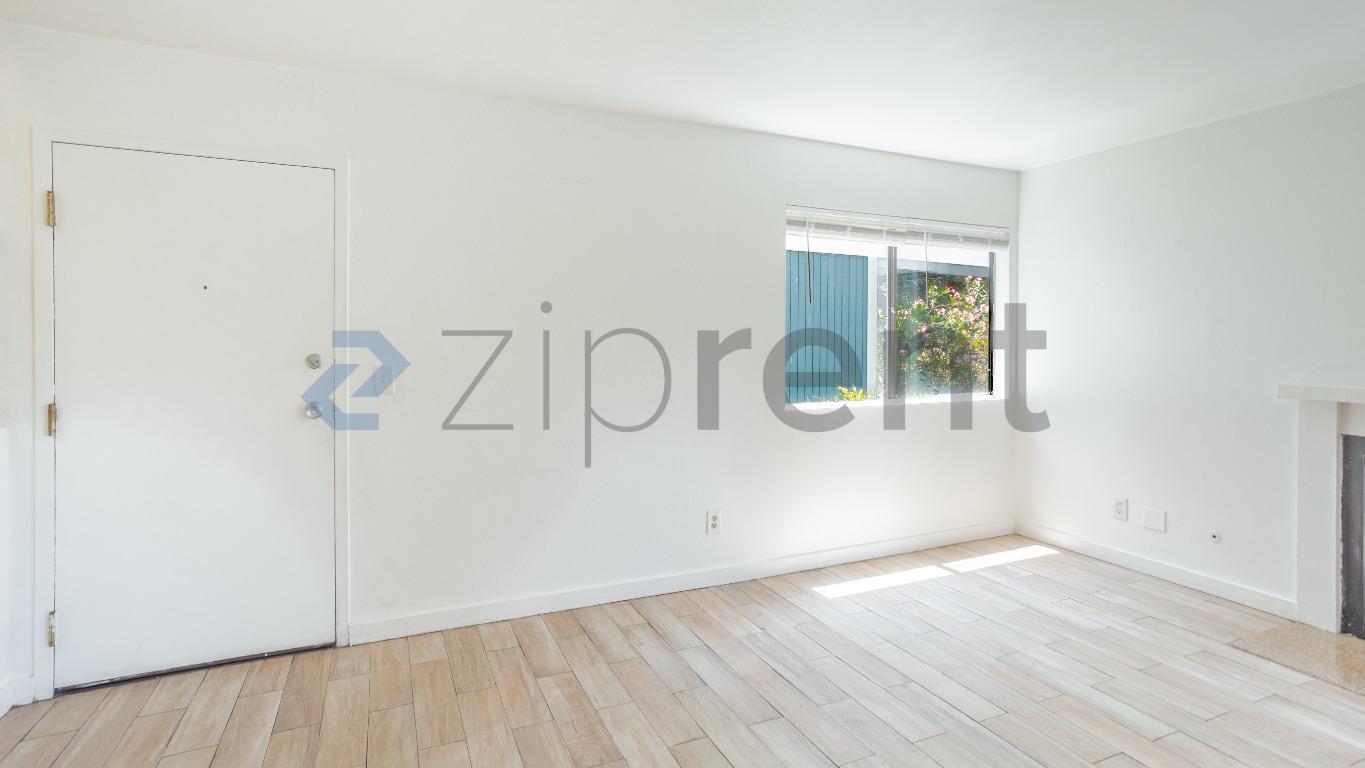 Building Photo - Unit 4