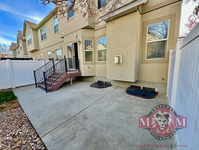 Building Photo - 3 Bd 3.5 Bath Model Like Townhome in Riverton