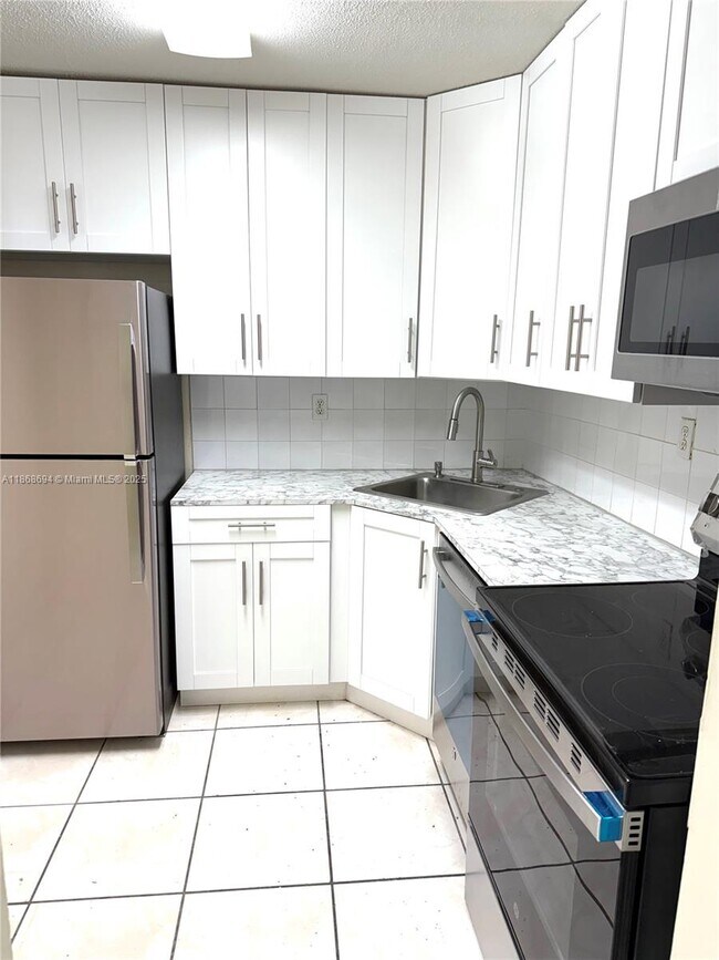 Building Photo - 9440 Fontainebleau Blvd