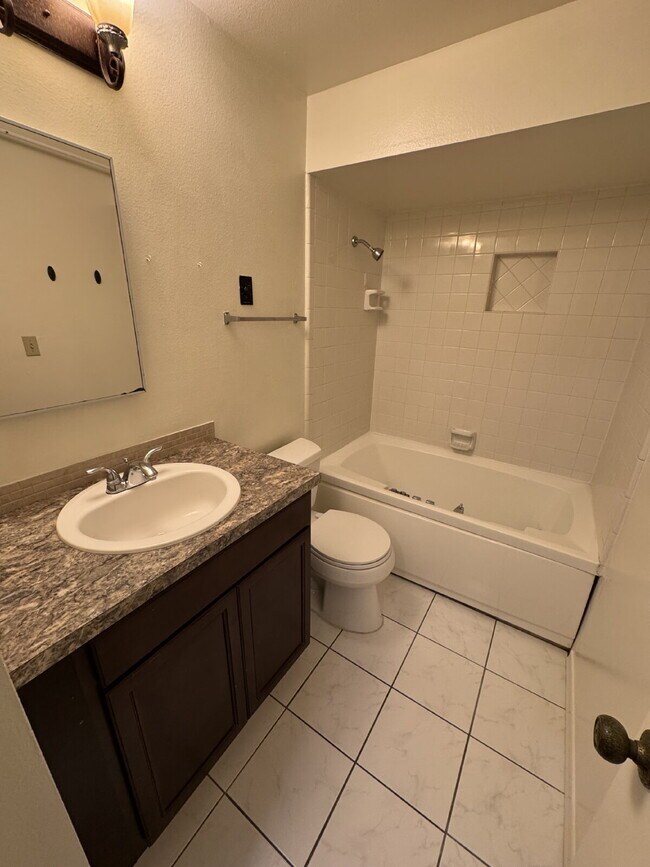 Building Photo - Large 4 Bedroom / 3 Bathroom, Split-level ...