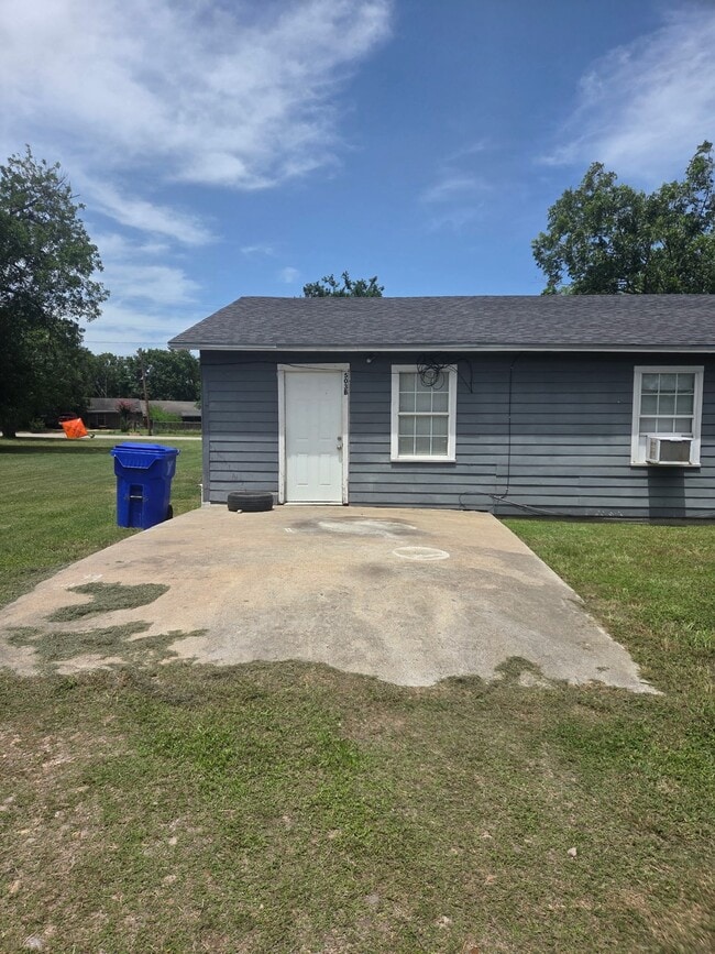 Building Photo - Yoakum - 503 B