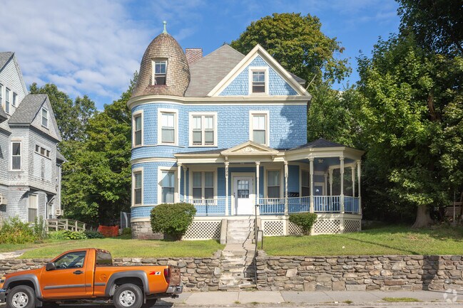 Primary Photo - 898 Main St
