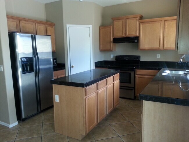Building Photo - Rare 6 Bed, 3.5 Bath Home in San Tan Valley